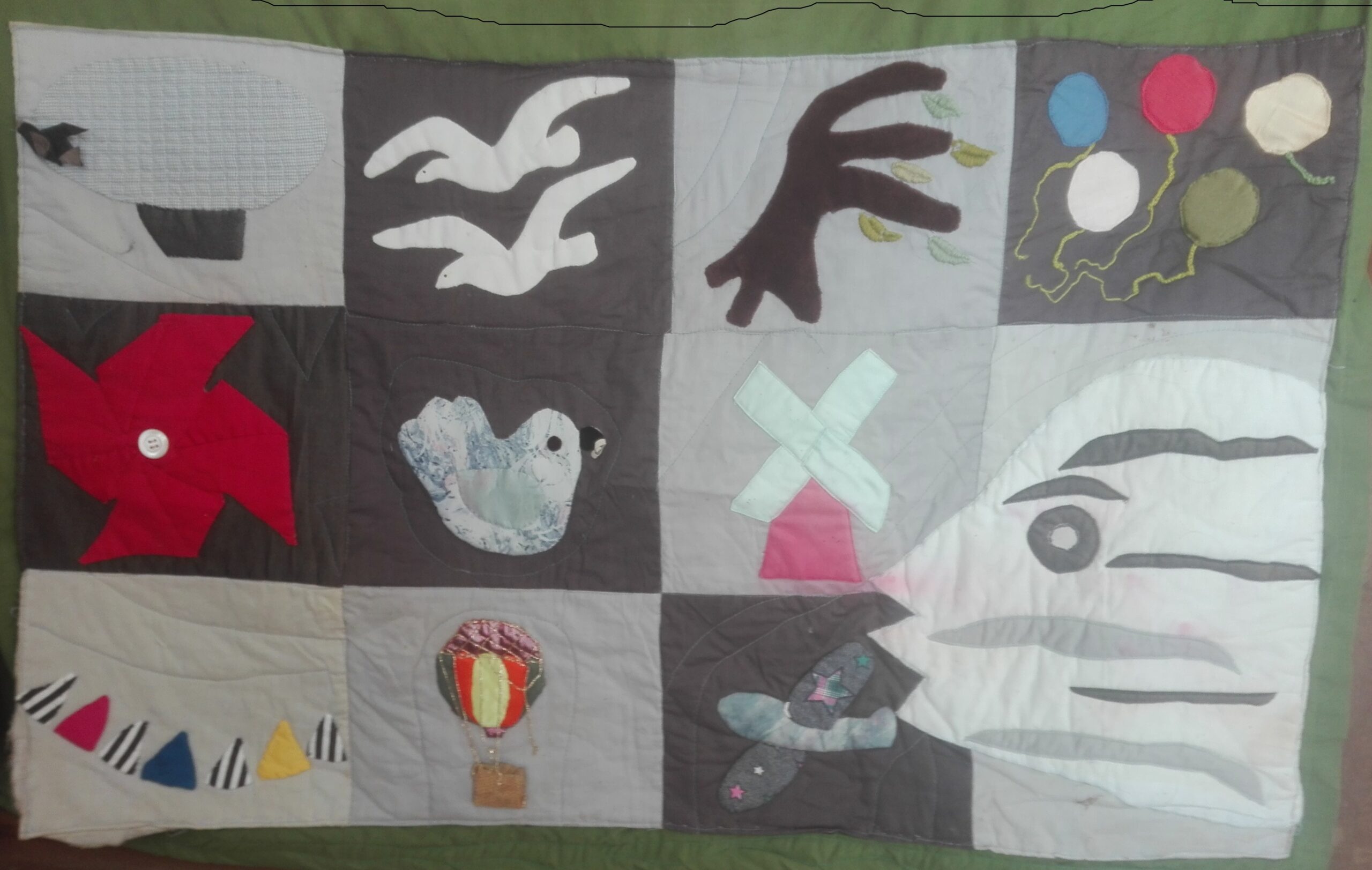 Eine Patchworkdecke mit Motiven
